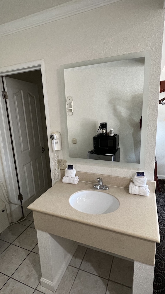 Americas Best Value Inn Hanford - photo 12