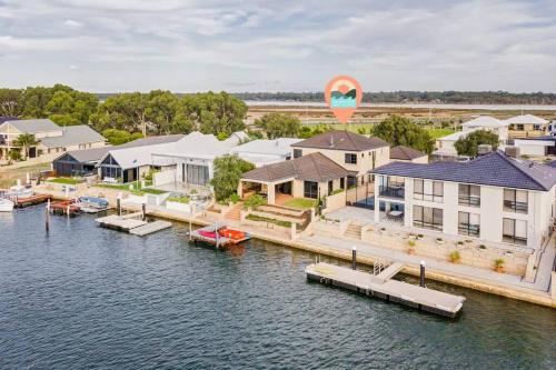 Luxury Waterfront Canal Estate With Private Jetty Pet Friendly — carbon neutral stay, Busselton