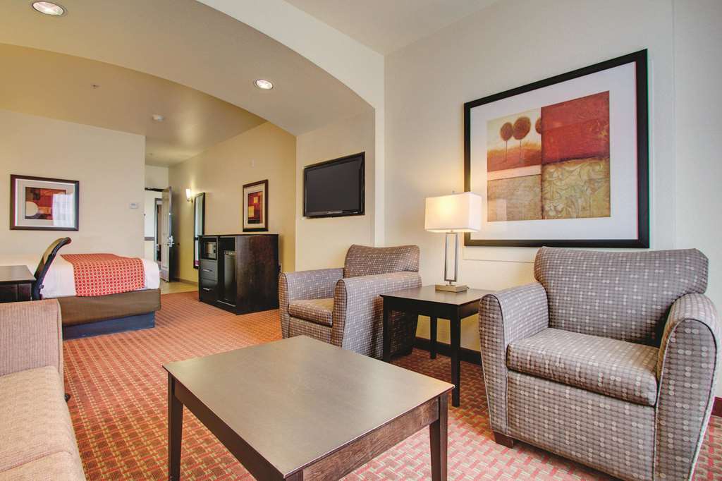 La Quinta Inn & Suites by Wyndham Denver Gateway Park - photo 24