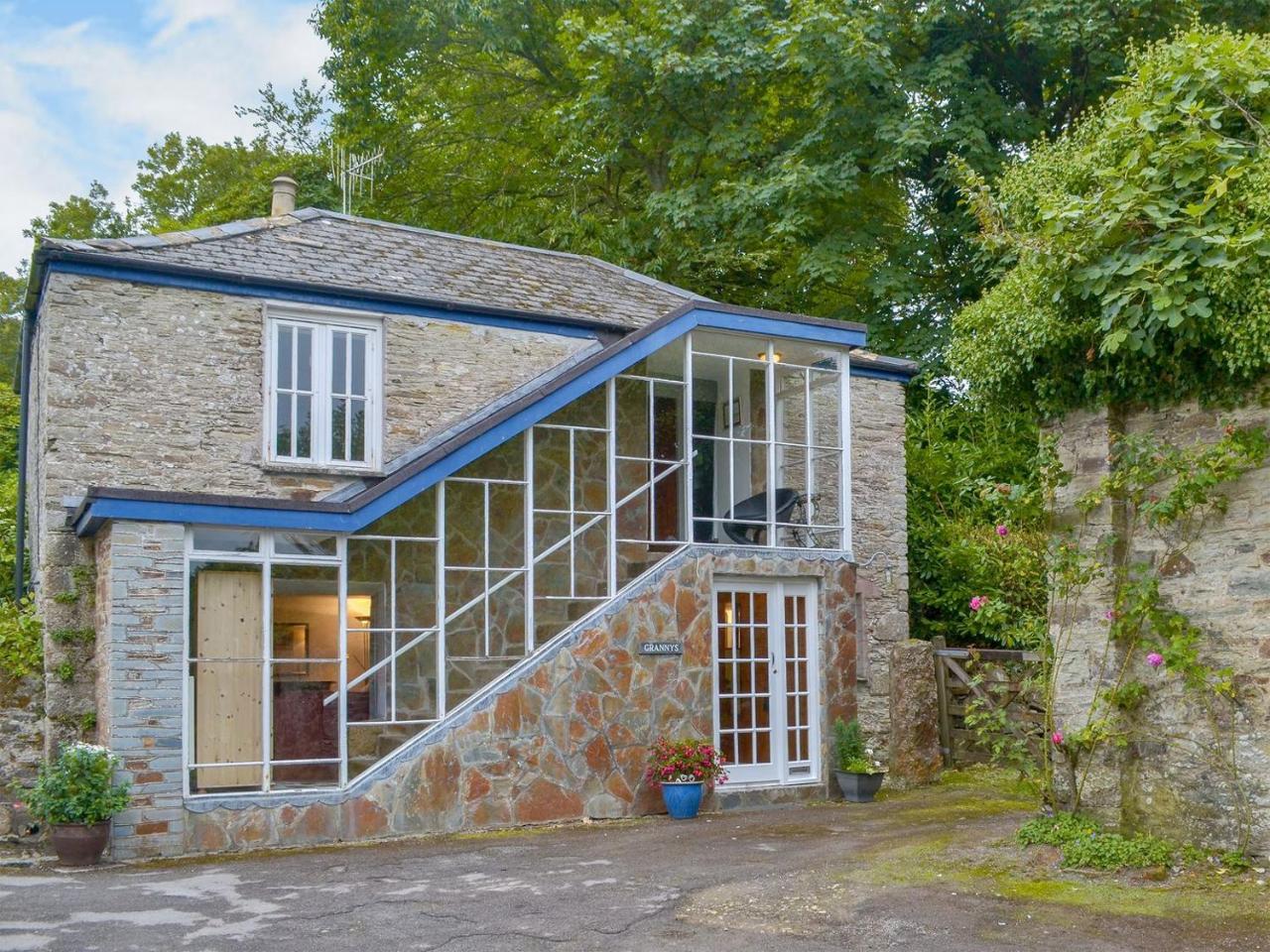 Granny's Cottage — 4-Star Luxury Hotel in Lostwithiel, United Kingdom