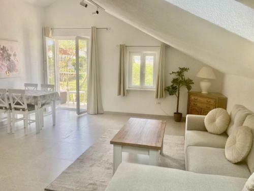 3 Bedroom apartment with balcony — 4-Star Luxury Hotel in Sutivan, Croatia