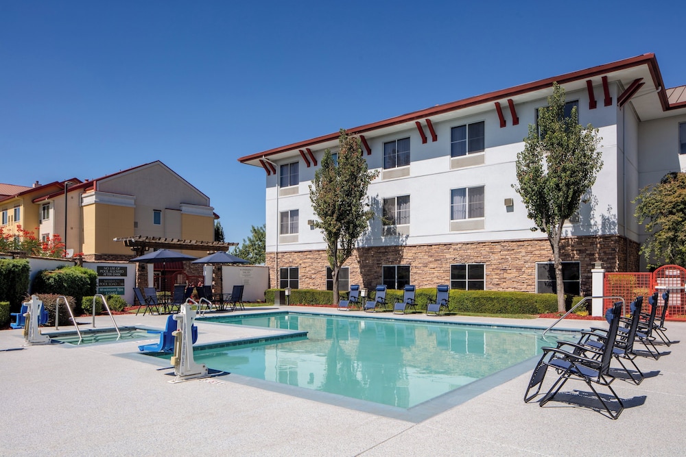 Holiday Inn Express & Suites Turlock Highway 99 - photo 9