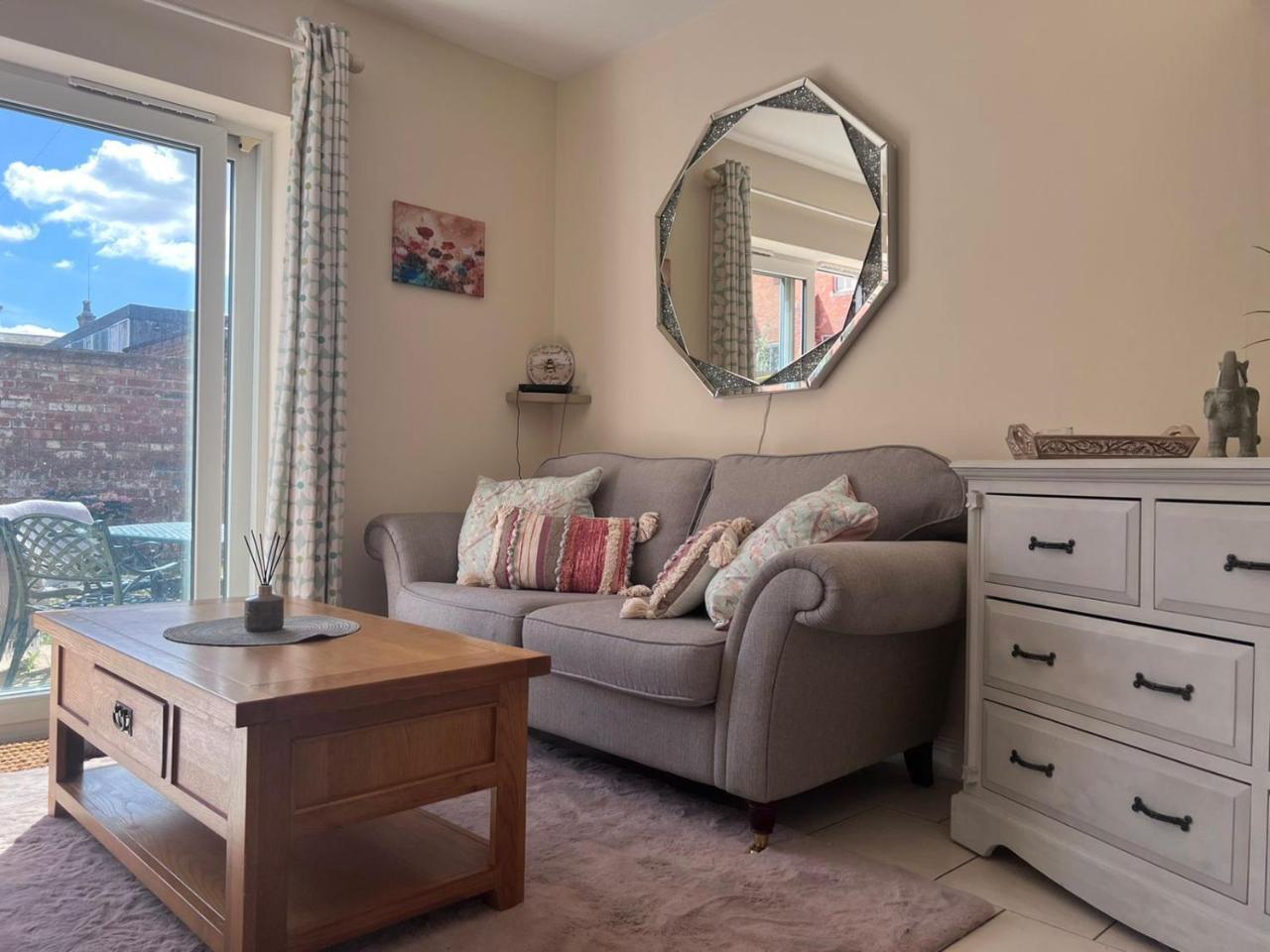 Centrally Located Lincolnshire Home with Free Parking on Premises — 4-Star Luxury Hotel in Lincoln, United Kingdom