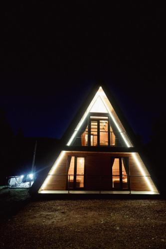 Tramonto Cabin — 4-Star Luxury Hotel in Vartop, Romania