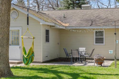 The Cochlin Cottage AC Fenced Backyard Fire pit — 4-Star Luxury Hotel in Traverse City, United States