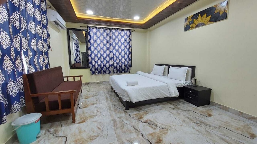 Samriddhi Hotel Banquet And Lawn — Varanasi