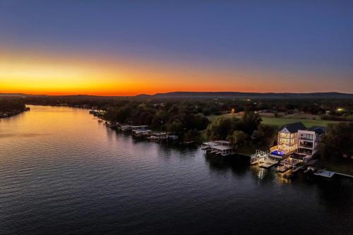 Ellen Lake Luxe with Concierge Services in Kingsland, United States