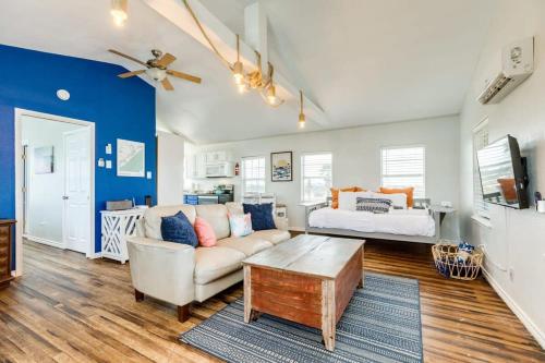 Sun & Salt Beach Pad Cozy Cute & Tail Wagging Approved — 4-Star Luxury Hotel in Surfside Beach, United States