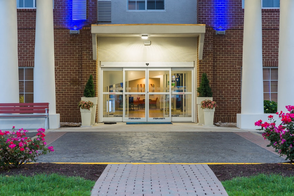 Holiday Inn Express and Suites Petersburg Fort Lee by IHG - photo 41