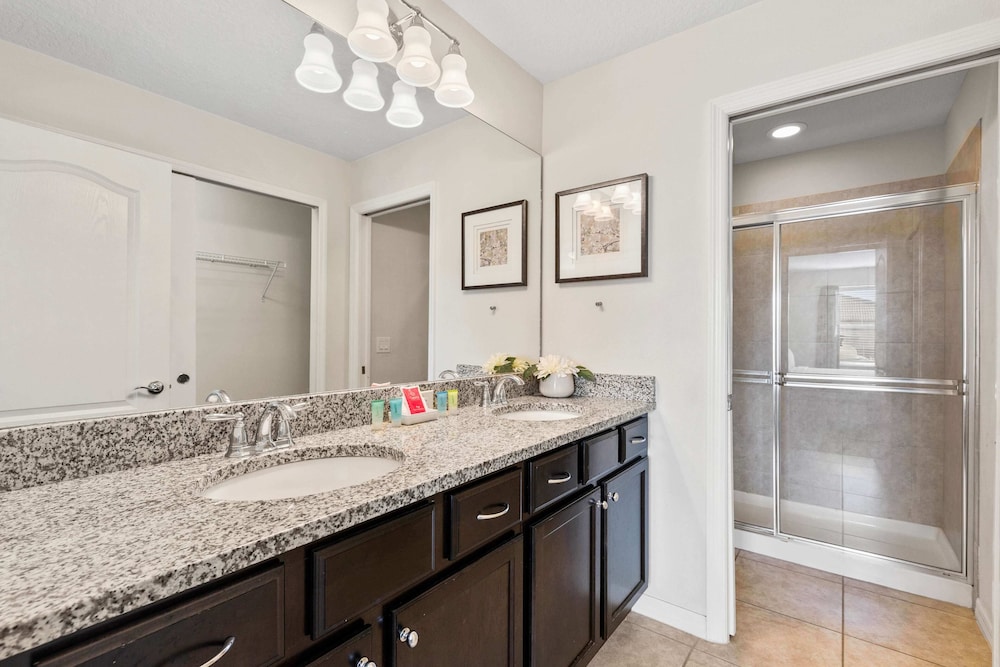 Beautiful Townhome With Splash Pool and Game Room - photo 36
