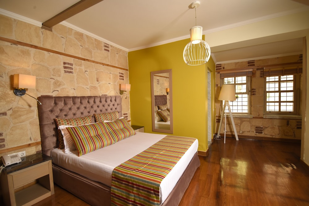 Bright Flat with Cute Balcony PETUNYA Antalya — 4-Star Luxury Hotel in Antalya, Turkey