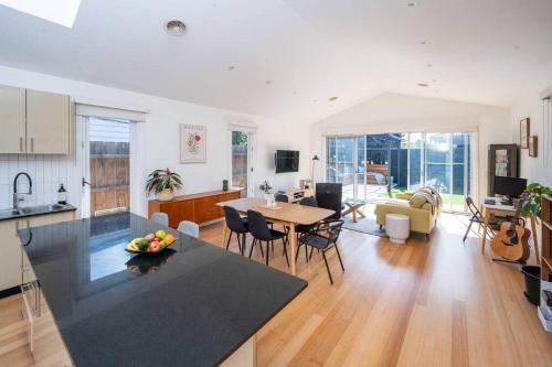 Spacious light filled 3BD sanctuary in Northcote - last minute hotel in Melbourne