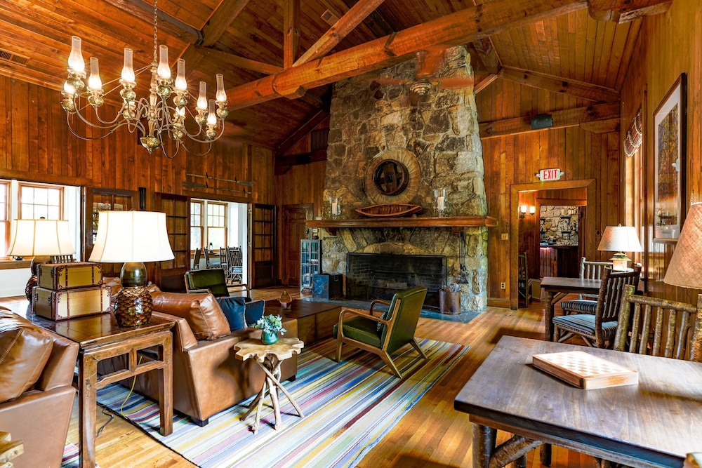 The Lodge on Lake Lure — 4-Star Luxury Hotel in Lake Lure, United States