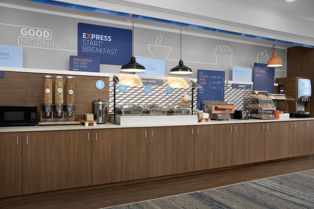Holiday Inn Express Alexandria Fort Belvoir - photo 42