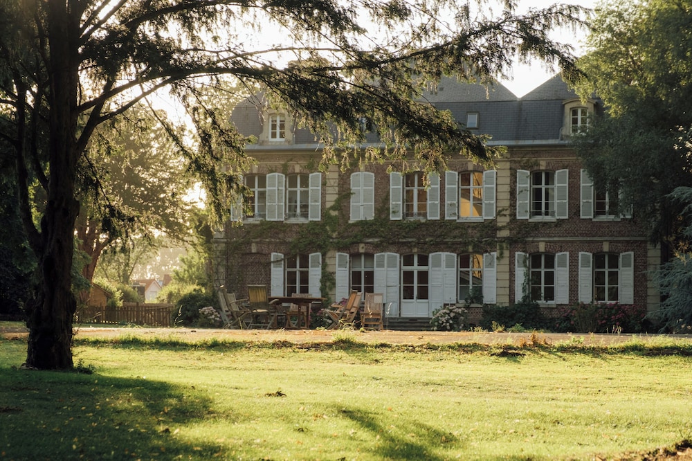 Petit Chateau Vercourt — Rue