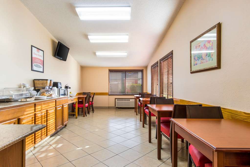 Econo Lodge Norwalk - photo 23