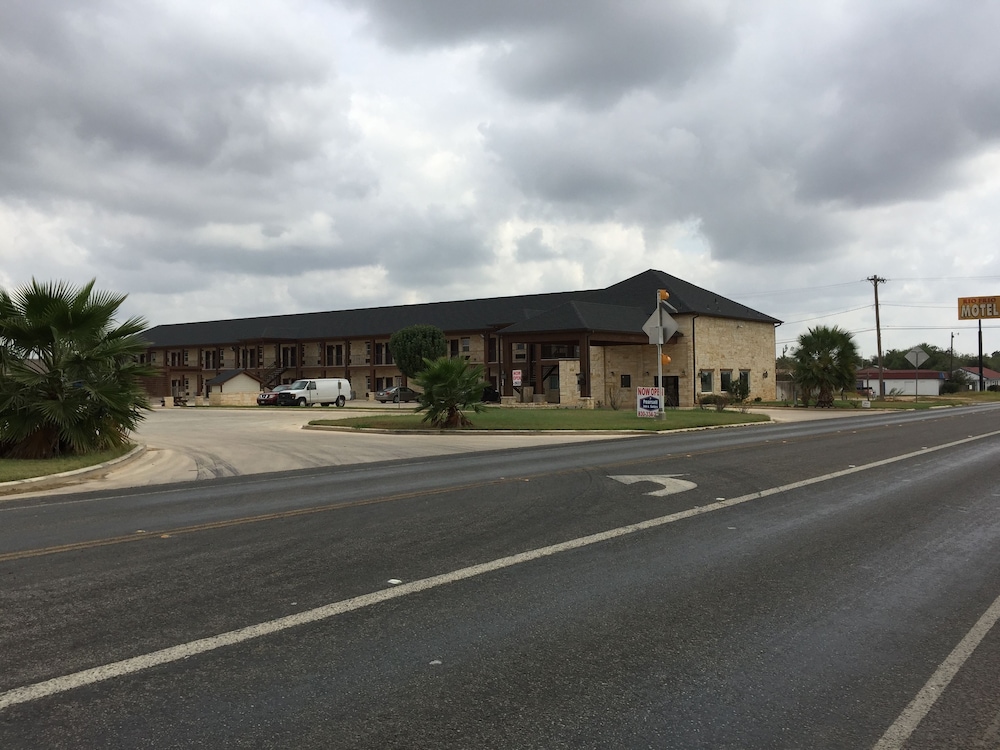 Pearsall Inn & Suites - photo 27