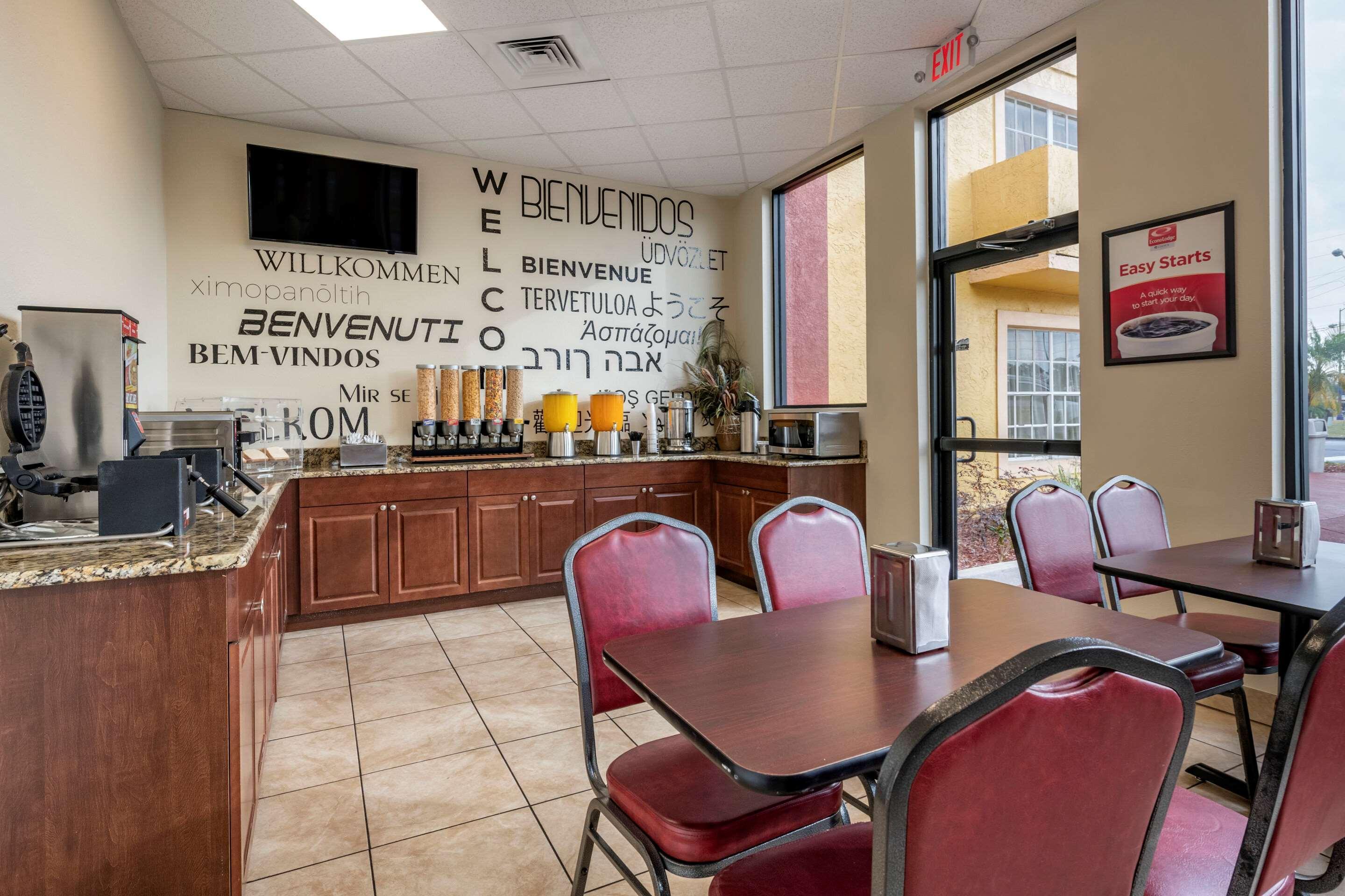 Econo Lodge Inn & Suites Maingate Central - photo 30