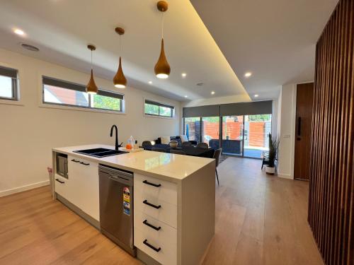Stunning Dickson Luxe 3BR 2Bath Double Garage WiFi Brand New Home — 4-Star Luxury Hotel in Canberra, Australia