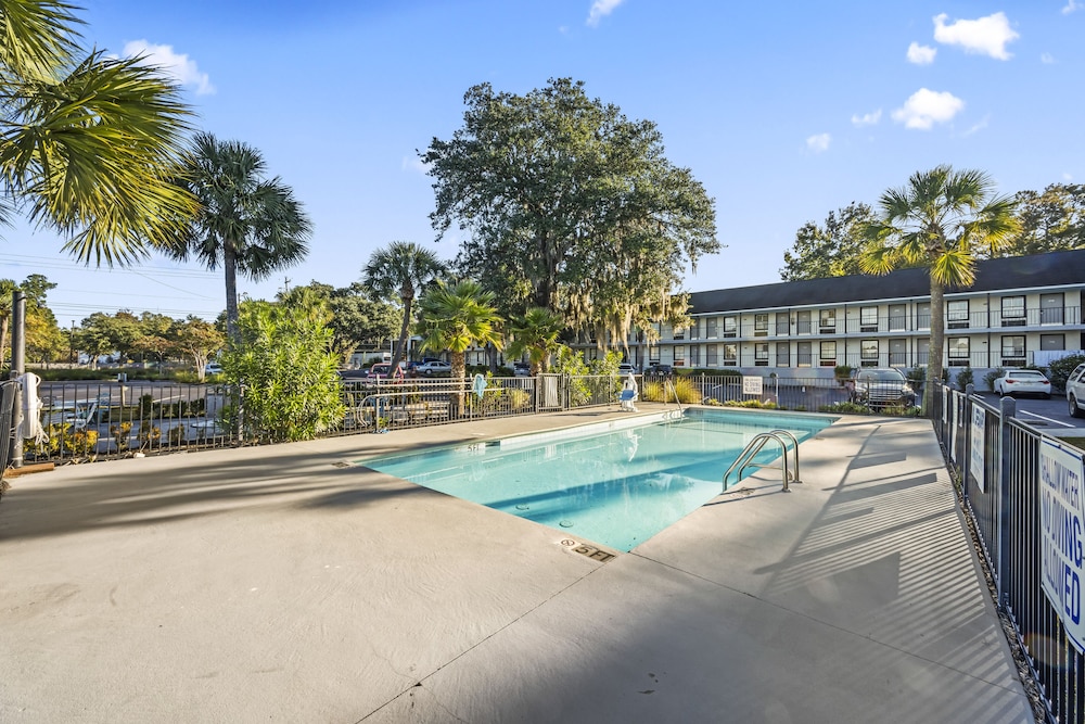 Creekside Lands Inn - photo 14