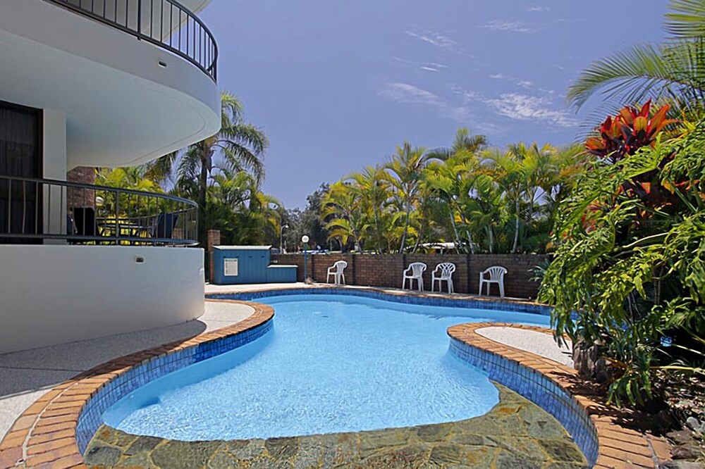 Pacific Blue beachfront 2 BR apartment with pool — 4-Star Luxury Hotel in Byron Bay, Australia