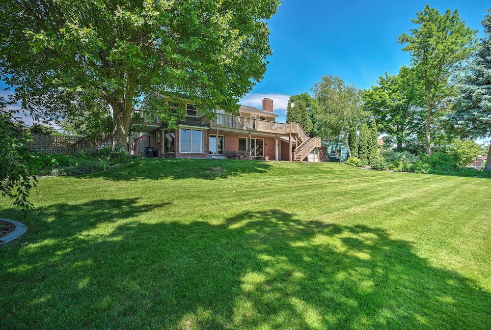 Lake House with Hot Tub 1 Mi to Surf n Slide — 4-Star Luxury Hotel in Moses Lake, United States