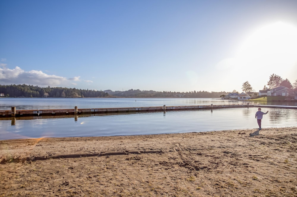 Captains Quarters on Jetty Lincoln City in Lincoln, United States