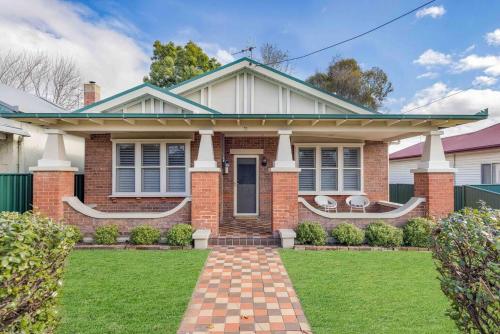 Currawong Bungalow An Idyllic Group Stay in Town — 4-Star Luxury Hotel in Mudgee, Australia