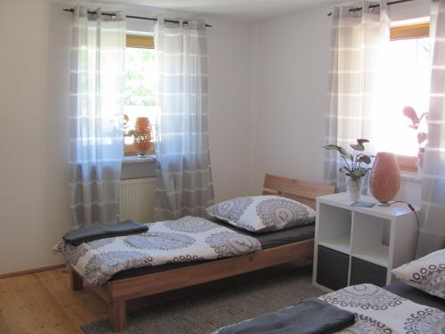 #6 Helles sonniges Zimmer mit 2 Betten Sofa W Lan frei Airport nah gelegen mit WG Bad — hotel near Memmingen Allgau Airport