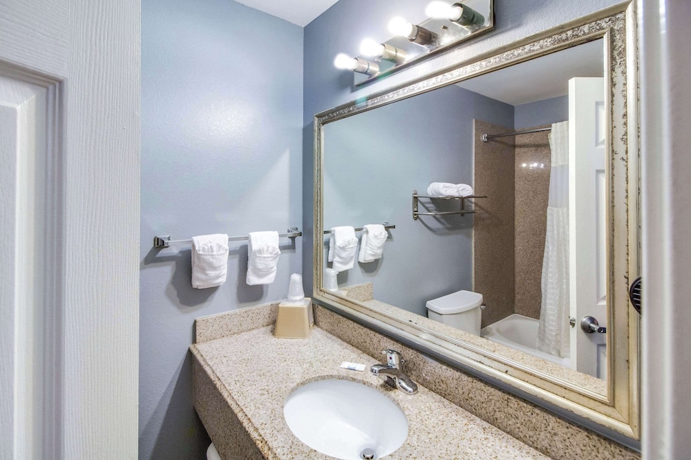 Rodeway Inn & Suites Port Arthur Groves - photo 14