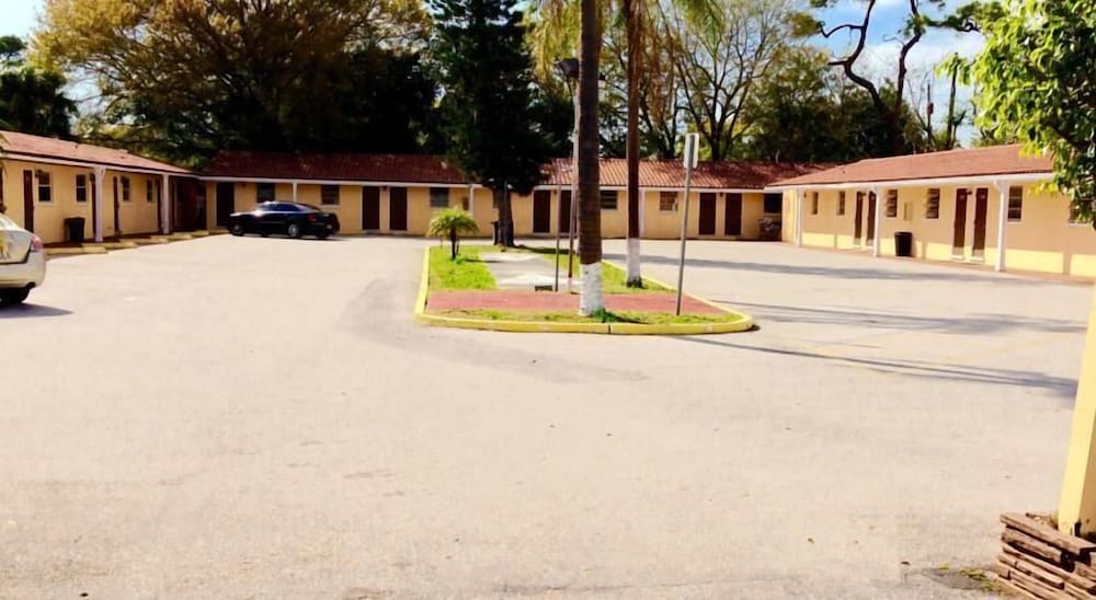 Cadillac Motel - photo 16