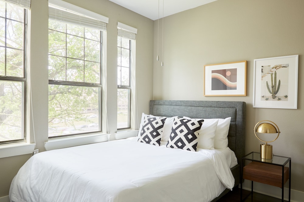 Sonder East Eleventh - carbon neutral hotel in Austin