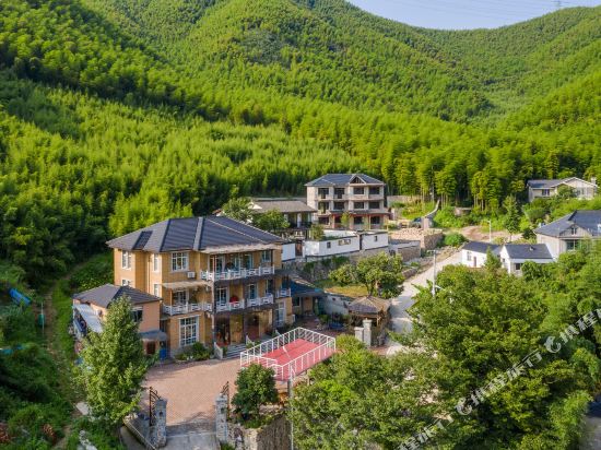 Sweet Waterside Pavilion - carbon neutral hotel in Deqing