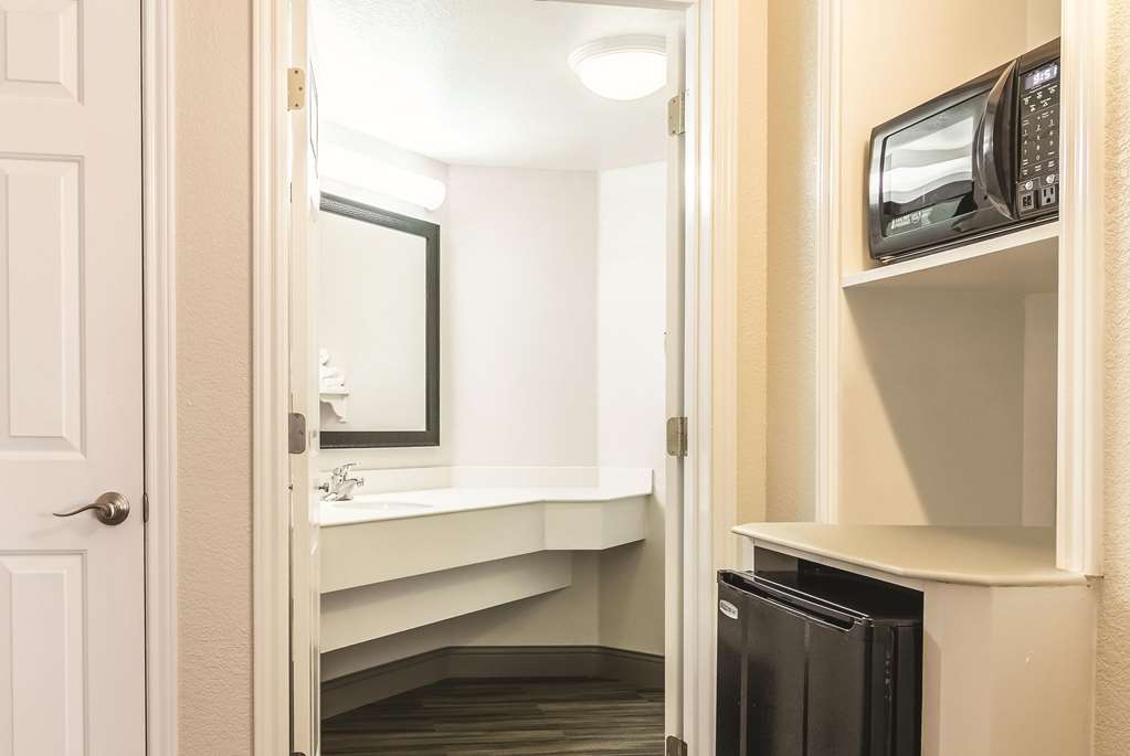 La Quinta Inn & Suites by Wyndham Orlando Airport - photo 37
