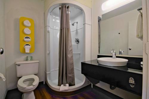 Travelodge By Wyndham Pompano Beach - photo 4