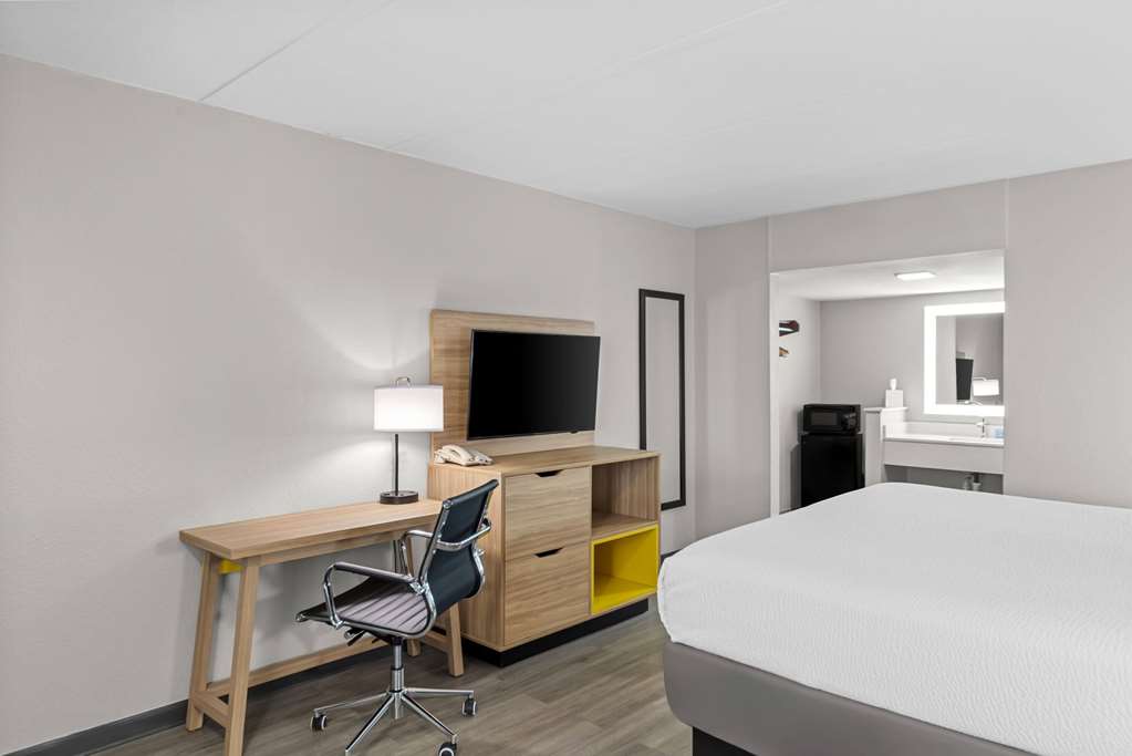 Days Inn by Wyndham Gainesville - photo 32