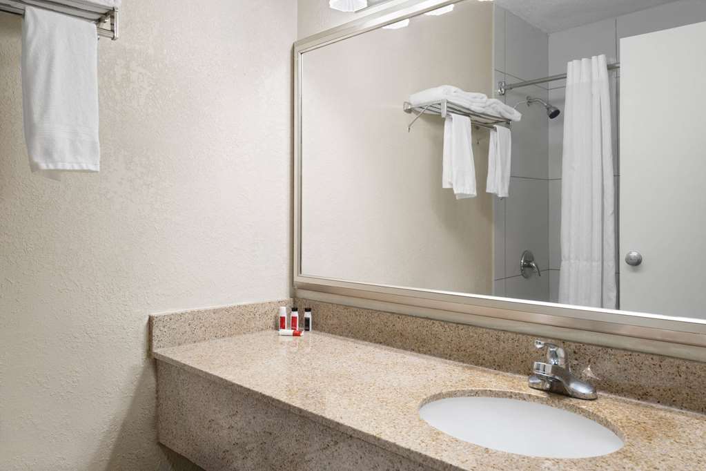 Travelodge By Wyndham Gaylord - photo 25