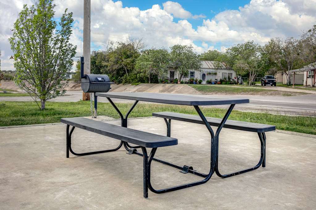 Super 8 by Wyndham Karnes City - photo 31