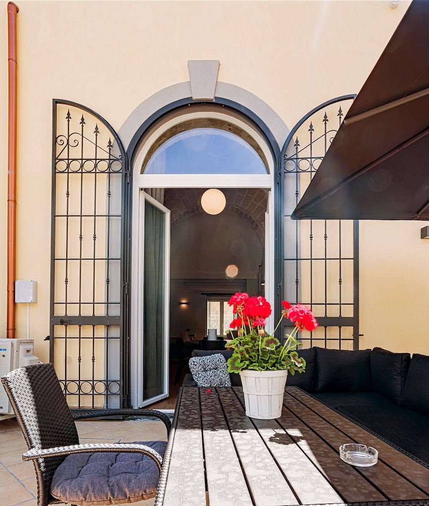 Domus Xenia — 4-Star Luxury Hotel in San Giorgio A Cremano, Italy