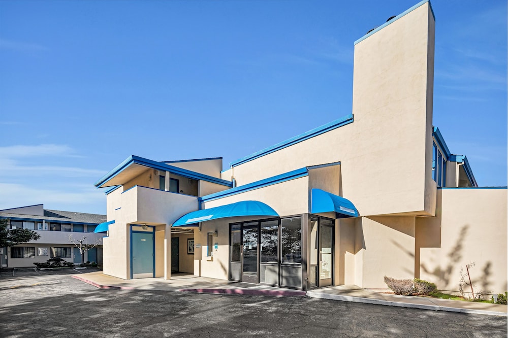 Econo Lodge Bay Breeze - photo 29