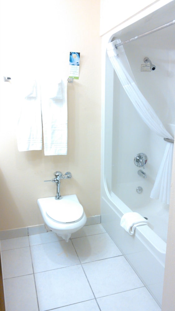 Days Inn & Suites by Wyndham Lake Okeechobee - photo 33
