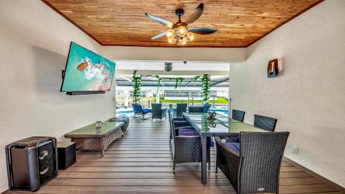 Golden Globe luxury on the canal with poolspa — Cape Coral — photo 3