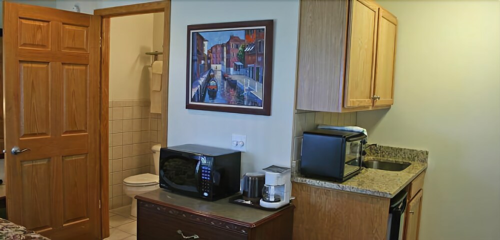 Lake Bluff Inn and Suites - photo 27