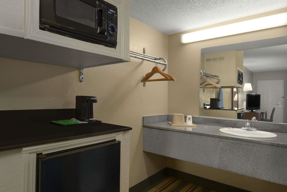 Super 8 by Wyndham Meridian - photo 27
