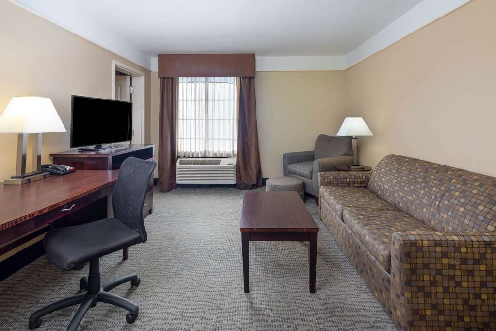 La Quinta Inn & Suites by Wyndham Savannah Airport Pooler - photo 20