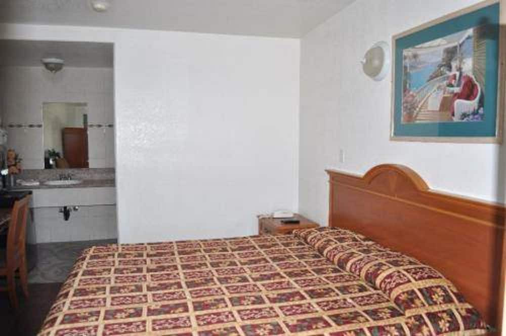 Palace Inn Oxnard - photo 11