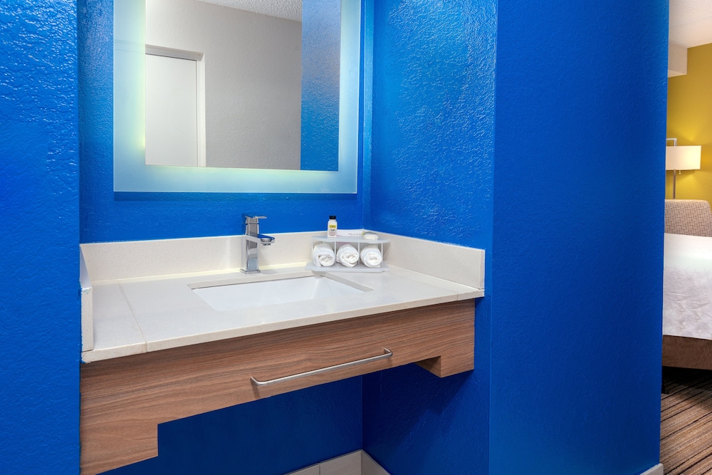 Holiday Inn Express & Suites Naples North Bonita Springs by IHG - photo 17