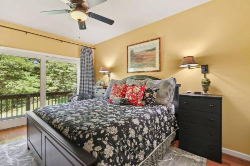 Gorgeous Cottage with Hot Tub in Boone NC — 4-Star Luxury Hotel in Boone, United States