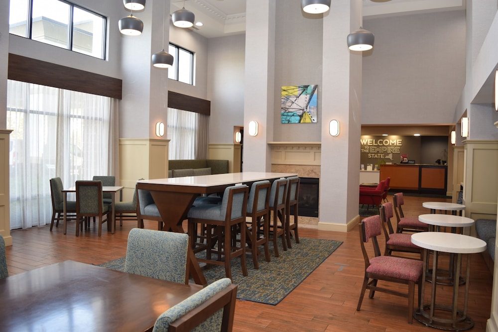 Hampton Inn & Suites Albany Airport - photo 2