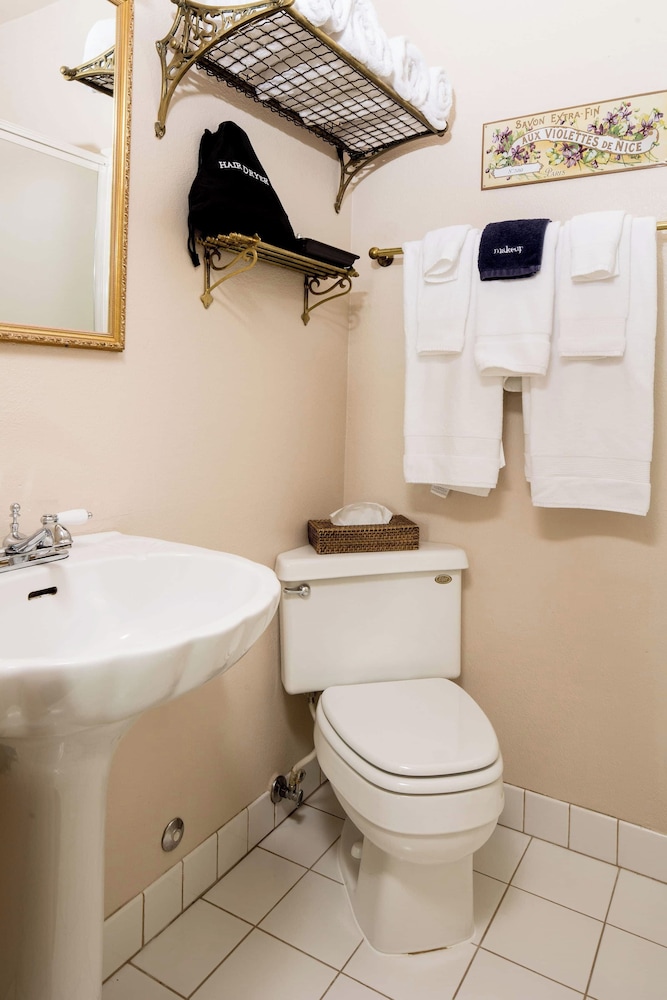 The Bishop Hotel - photo 8